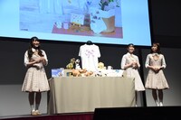 グッズを紹介する潮紗理菜、丹生明里、松田好花。