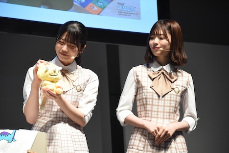 ダイナ荘びよりコラボグッズを愛でる丹生明里と松田好花。