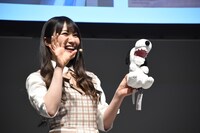 PEANUTSコラボグッズを紹介する潮紗理菜。