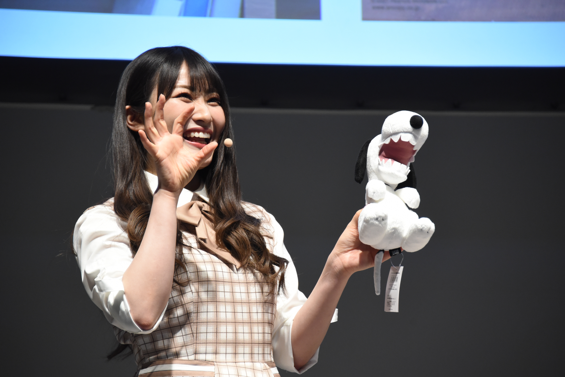 PEANUTSコラボグッズを紹介する潮紗理菜。