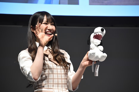PEANUTSコラボグッズを紹介する潮紗理菜。