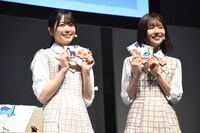 小坂菜緒のイラストが使用されたアイテムを紹介する丹生明里、松田好花。