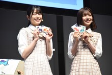 小坂菜緒のイラストが使用されたアイテムを紹介する丹生明里、松田好花。