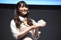 小坂菜緒のイラストが使用されたアイテムを紹介する潮紗理菜。