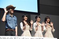 左から恐竜くん、潮紗理菜、丹生明里、松田好花。