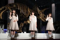 左から潮紗理菜、丹生明里、松田好花。