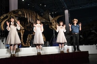 左から潮紗理菜、丹生明里、松田好花、恐竜くん。