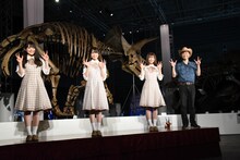 左から潮紗理菜、丹生明里、松田好花、恐竜くん。