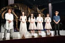 「レイン」の前で記念撮影をするDAITA、宮本笑里、潮紗理菜、丹生明里、松田好花、恐竜くん。