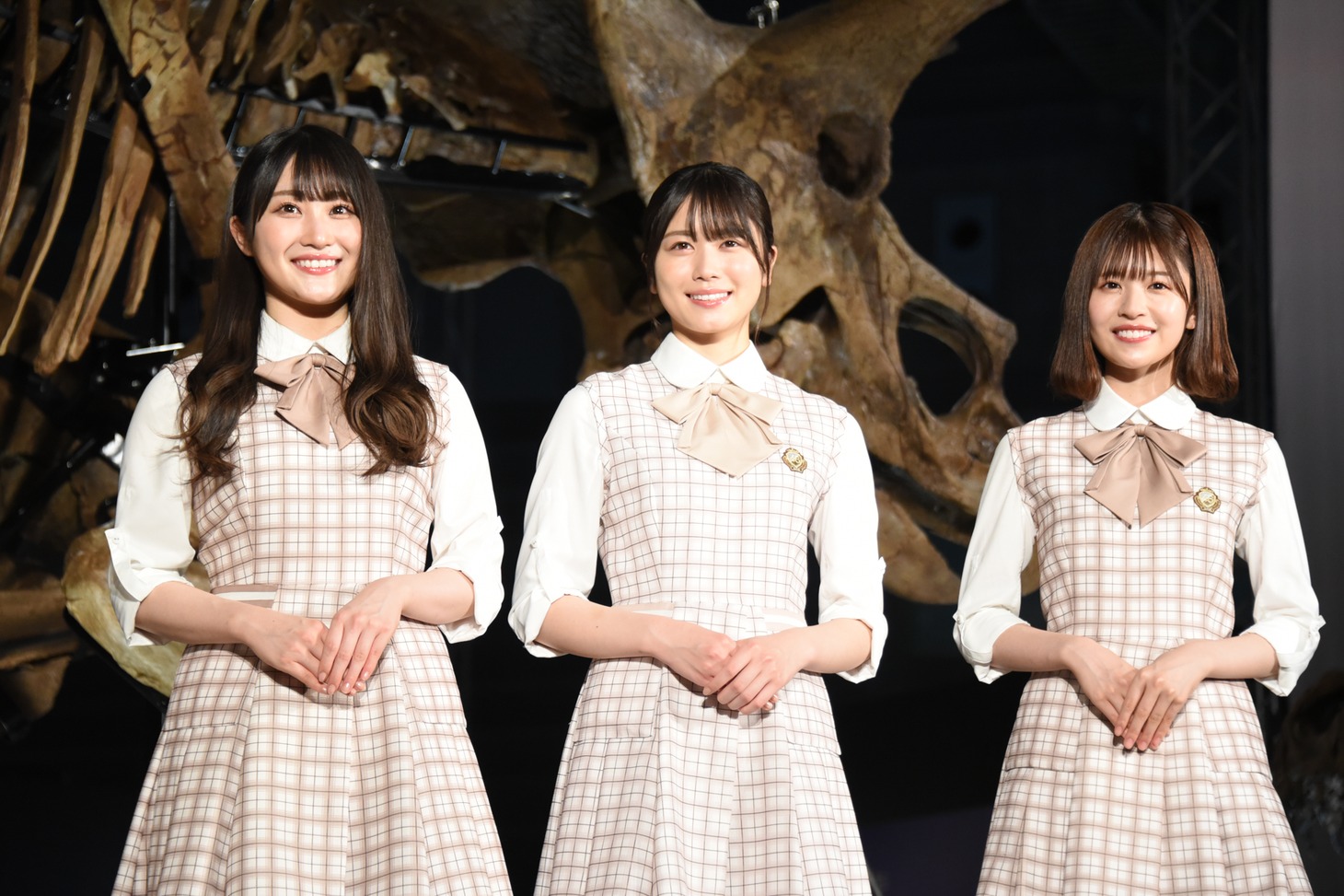 左から潮紗理菜、丹生明里、松田好花。