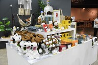 PEANUTSとのコラボグッズ。