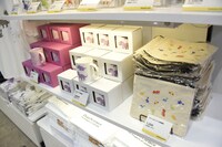 小坂菜緒のイラストを使用したグッズ。