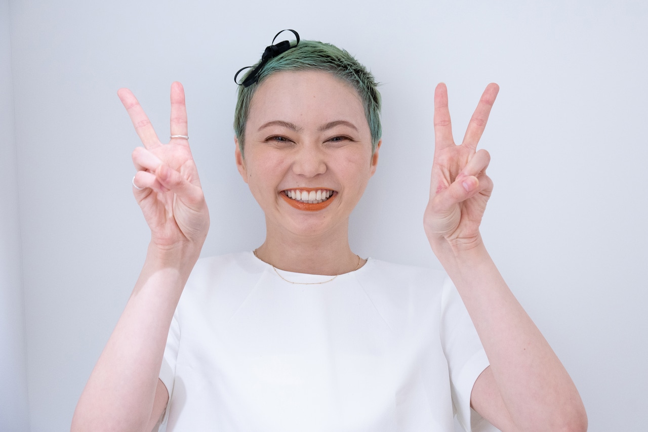 満面の笑みでダブルピースする安本彩花。