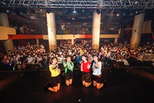 観客と記念撮影するB.O.L.T。（撮影：笹森健一）