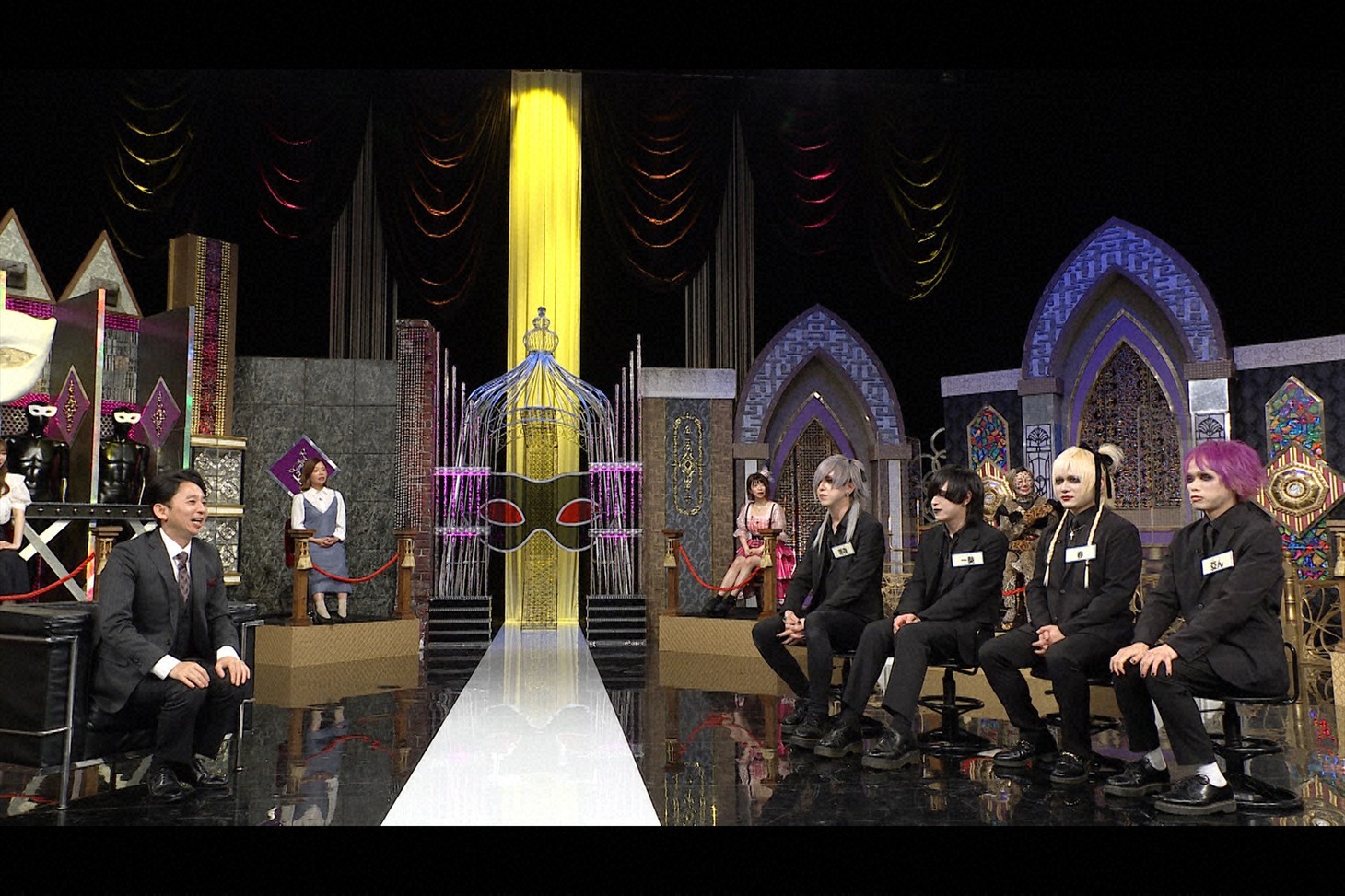 左から有吉弘行、ザアザア(c)日本テレビ