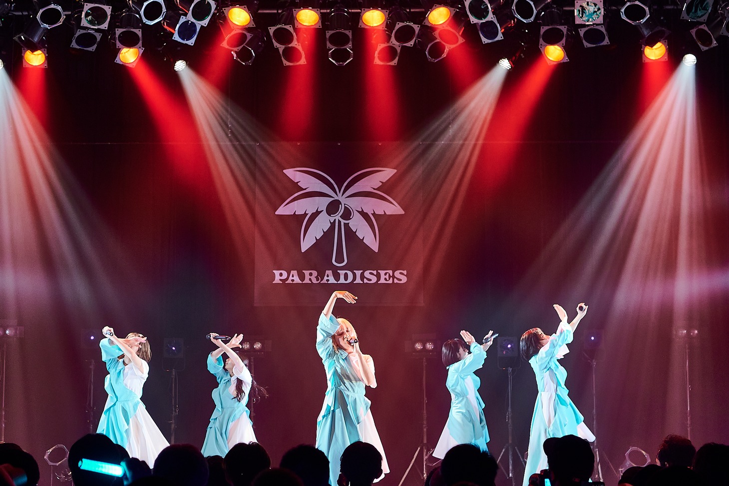 PARADISES（撮影：大橋祐希）