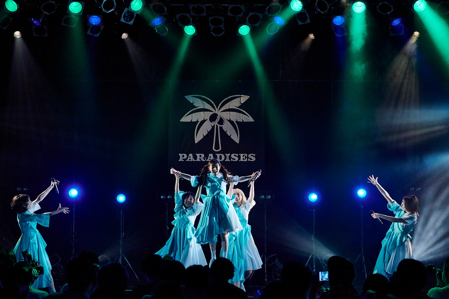 PARADISES（撮影：大橋祐希）