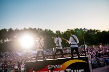 フロートに乗ったUZ（G）、IKE（Vo）、MOMIKEN（B）。