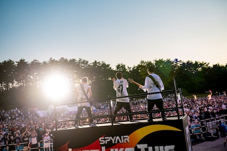 フロートに乗ったUZ（G）、IKE（Vo）、MOMIKEN（B）。