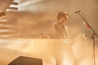 田辺由明（G, Cho）（撮影：酒井ダイスケ）