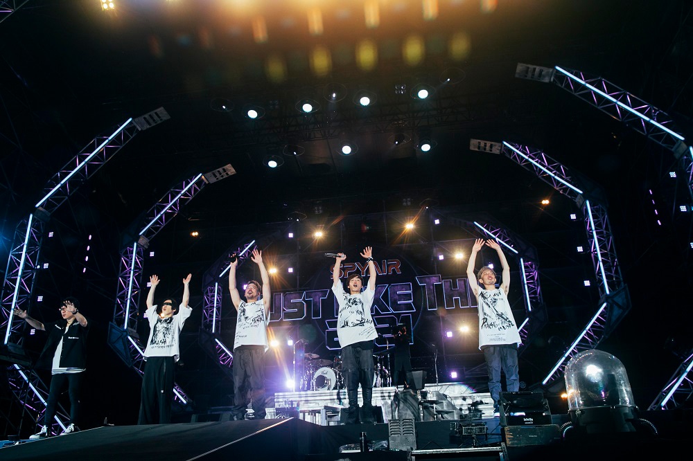 「JUST LIKE THIS 2021」終演後に挨拶するSPYAITとtasuku（G）。