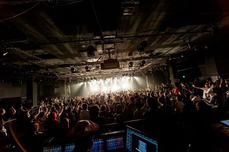 「SPARK!!SOUND!!SHOW!! 2021 TOUR "HAPPY BIRTH DIE" EXTRA -あくまこうりんのぎしき-」東京・LIQUIDROOM公演の様子。（Photo by KEIJU）
