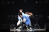 WATWINGのパフォーマンスの様子。