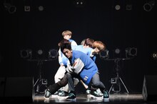 WATWINGのパフォーマンスの様子。