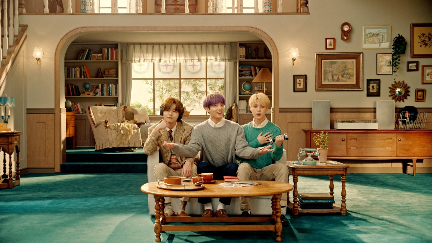 「XYLITOL×BTS Smile Sofa」編より。
