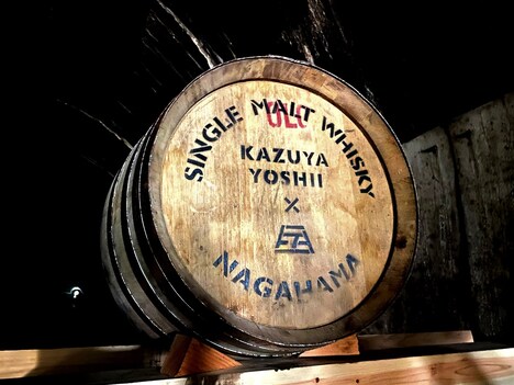 「YAZŪKA」を熟成する樽。