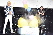 “巨大レモン割り”を行ったラウール(Snow Man)と吉川愛。
