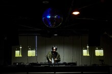 「TAKU INOUE メジャーリリース記念配信DJ」の様子。（撮影：鳥居洋介）