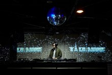 「TAKU INOUE メジャーリリース記念配信DJ」の様子。（撮影：鳥居洋介）