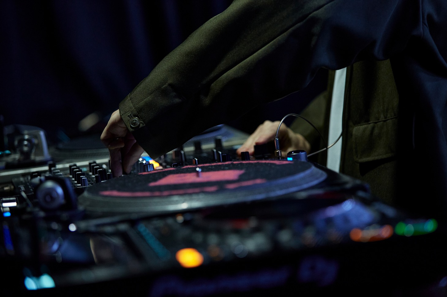 「TAKU INOUE メジャーリリース記念配信DJ」の様子。（撮影：鳥居洋介）