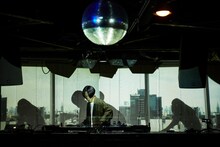 「TAKU INOUE メジャーリリース記念配信DJ」の様子。（撮影：鳥居洋介）