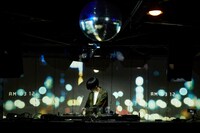 「TAKU INOUE メジャーリリース記念配信DJ」の様子。（撮影：鳥居洋介）