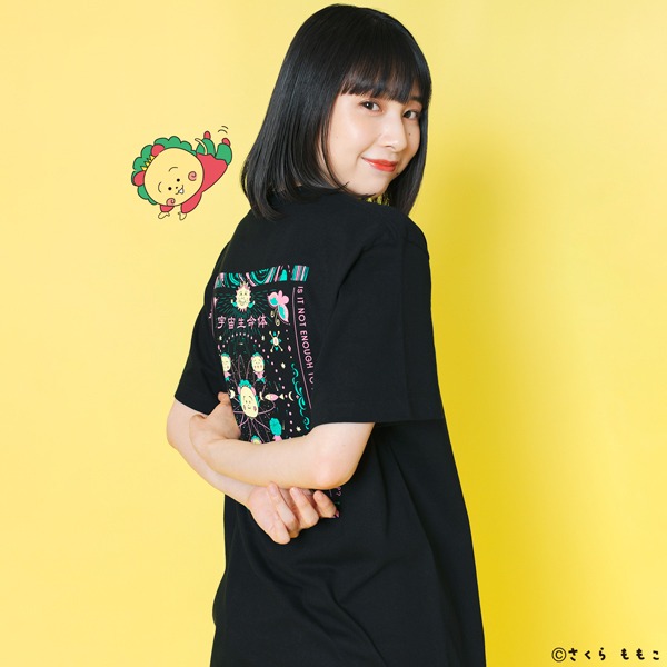 「コジコジ」Tシャツを着用するまなこ。