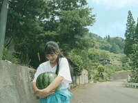 fishbowl「朱夏」ミュージックビデオより。