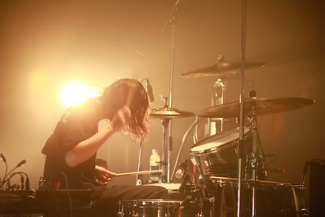 吉木諒祐（Dr）（撮影：河本悠貴、Susie）