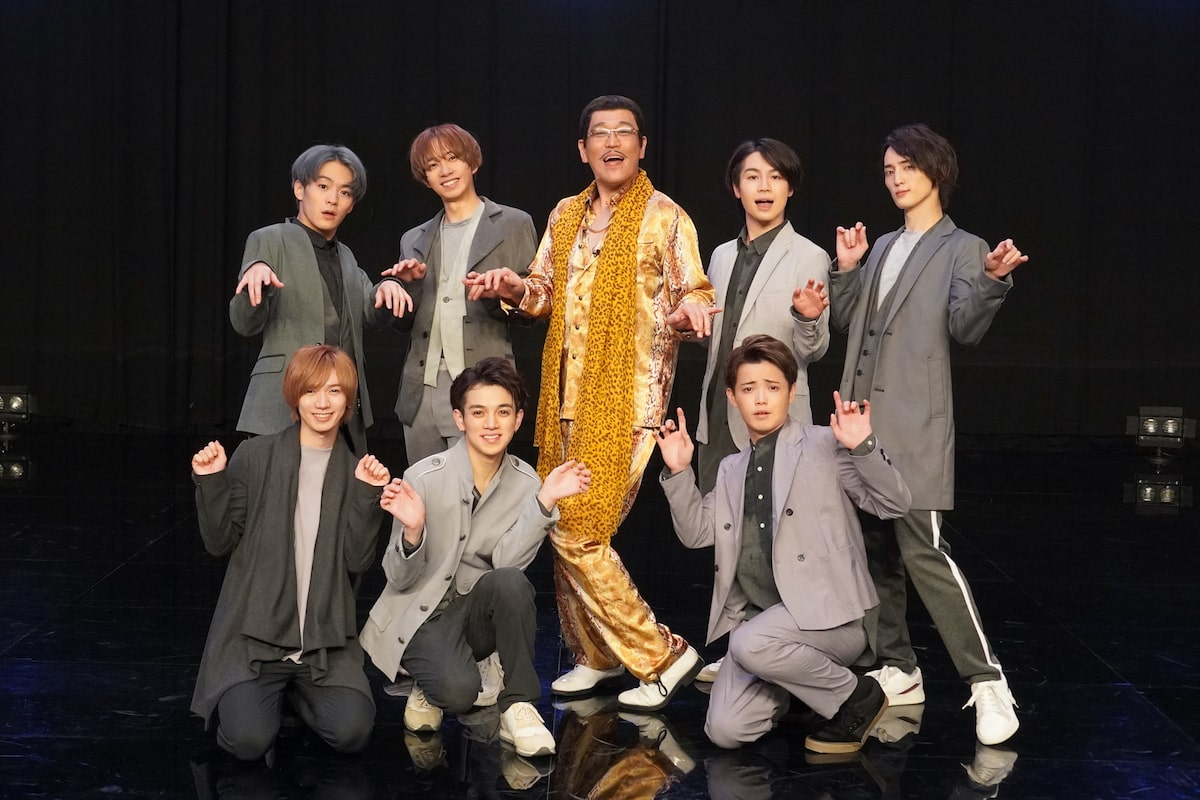 Travis Japanがピコ太郎とコラボ 古坂大魔王の新曲に6時間で振り付け 音楽ナタリー