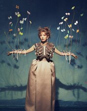 「装苑」2021年9月号「宮脇咲良
運命の目覚め / 宮脇咲良の記憶を彩る衣装」より。（撮影：堀越照雄）