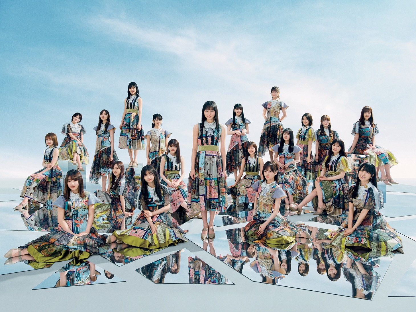 「装苑」2021年9月号「スタイリストが手がける衣装」より、乃木坂46 。