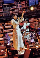 「装苑」2021年9月号「スタイリストが手がける衣装」より、YOASOBI。（Photo by takamomo）