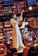 「装苑」2021年9月号「スタイリストが手がける衣装」より、YOASOBI。(Photo by takamomo)