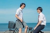 「装苑」2021年9月号「制服とキャラクター 人物やストーリーを際立たせる映画の衣装」より、映画「子供はわかってあげない」のワンシーン。(c)和久井健 / 講談社