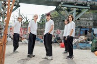 「装苑」2021年9月号「制服とキャラクター 人物やストーリーを際立たせる映画の衣装」より、映画「東京リベンジャーズ」のワンシーン。(c)2020
映画「東京リベンジャーズ」製作委員会