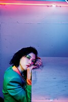 「装苑」2021年9月号「蜷川実花と未来の女の子たち」より、三吉彩花。（撮影：蜷川実花）