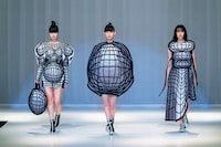 「装苑」2021年9月号「第95回装苑賞決定！」より。（撮影：安田如水［B.P.B.］）