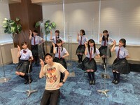 さくら学院と山本昇。(c)テレ玉