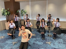 さくら学院と山本昇。(c)テレ玉